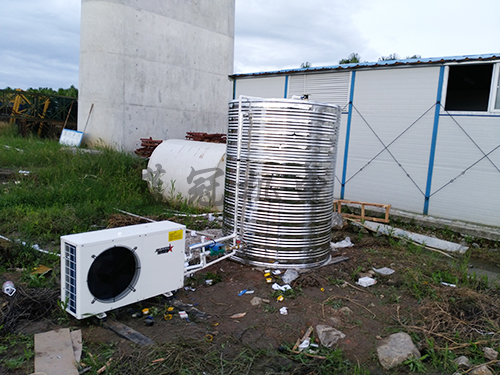 中铁建航局空气能热水器工程因场地受限制安装在工地宿舍一旁草地中